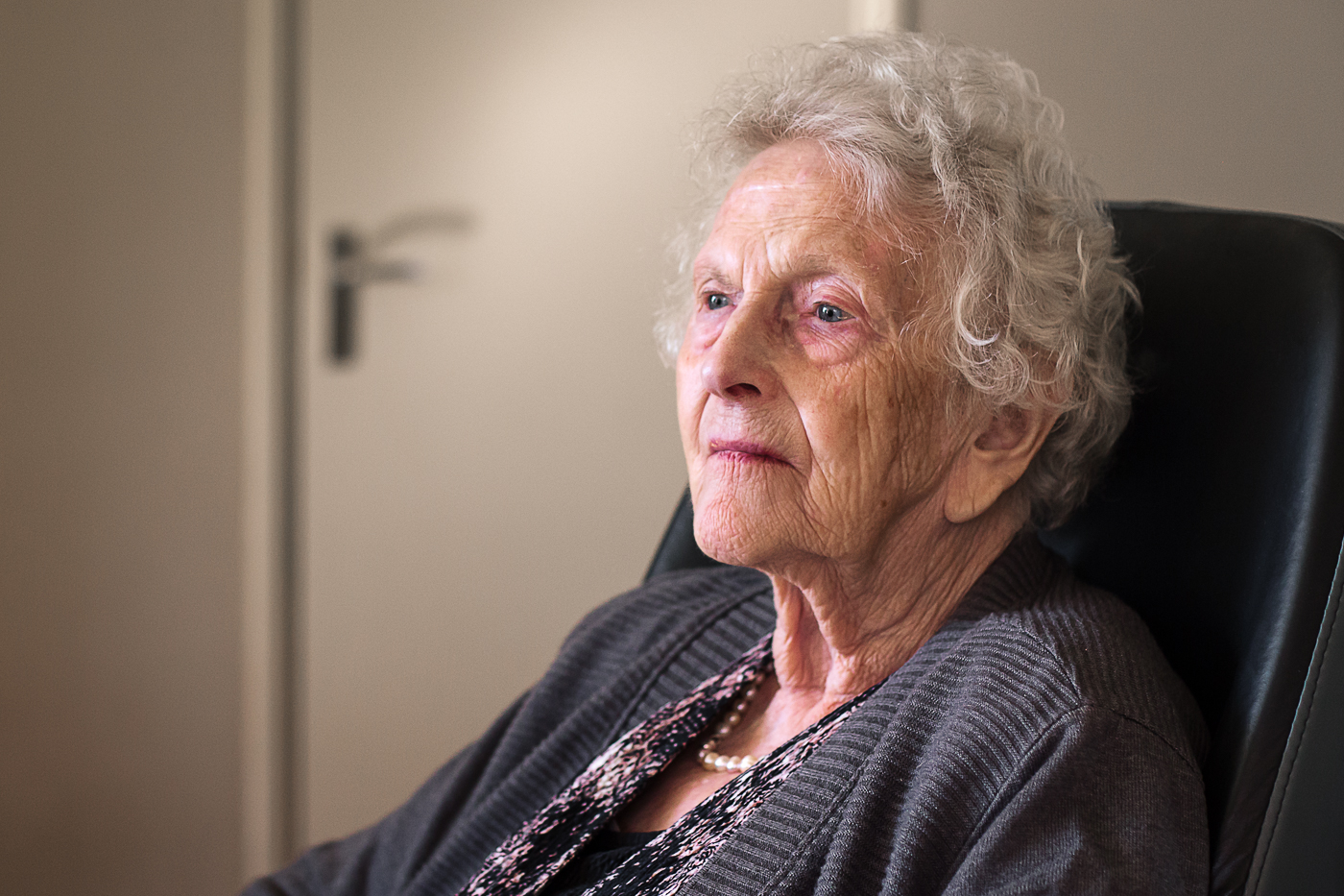portret oude vrouw in verzorgingshuis