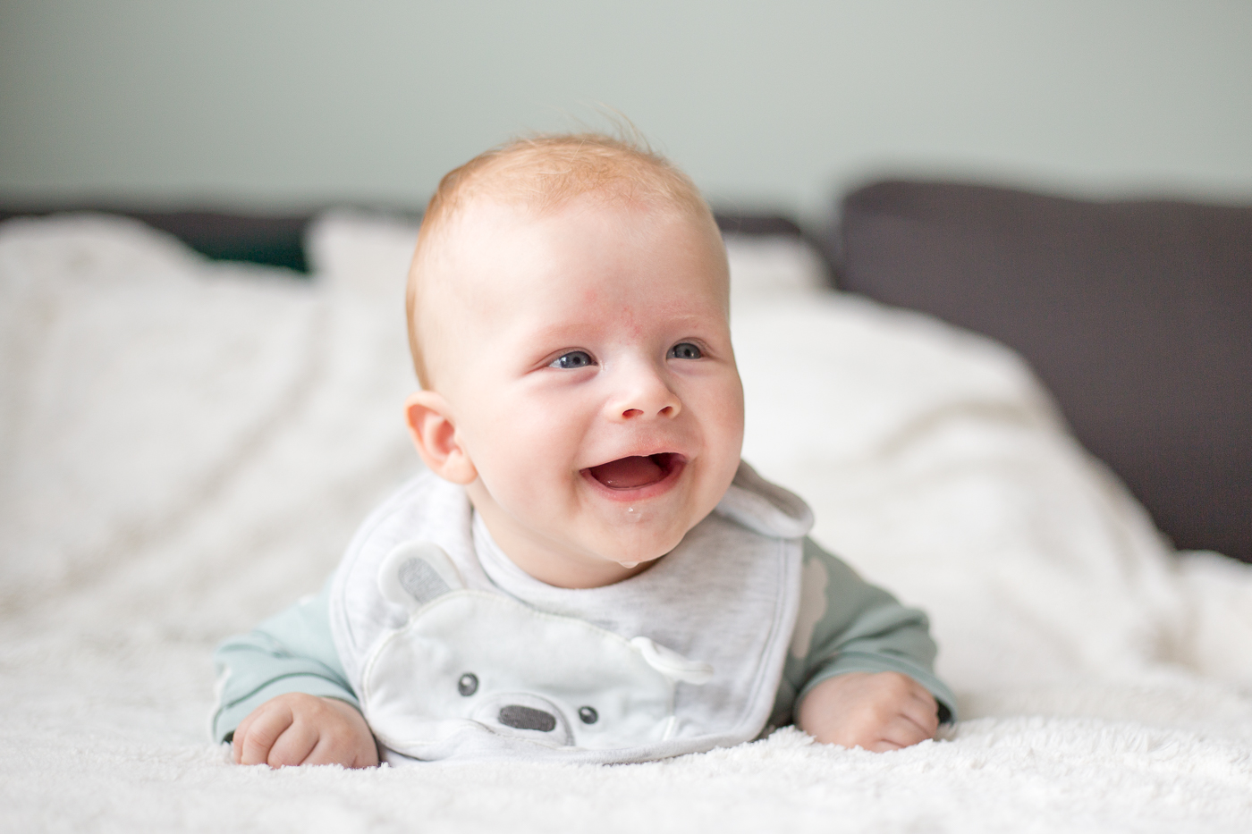 Baby Niels is blij en lacht babyfotografie friesland