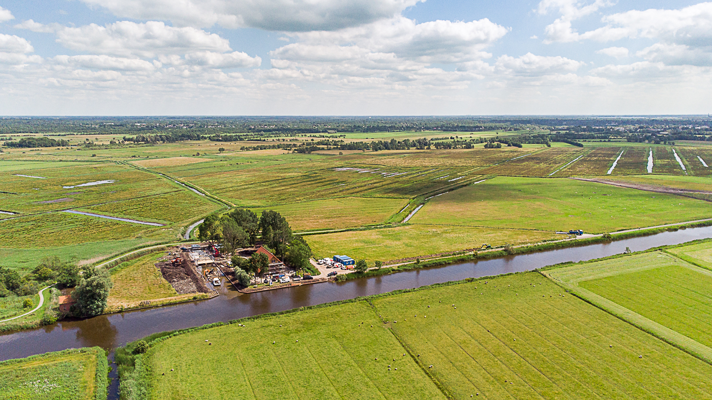 Drone met uitzicht over kanaal De Zwemmer en De Mieden Kollumerzwaag