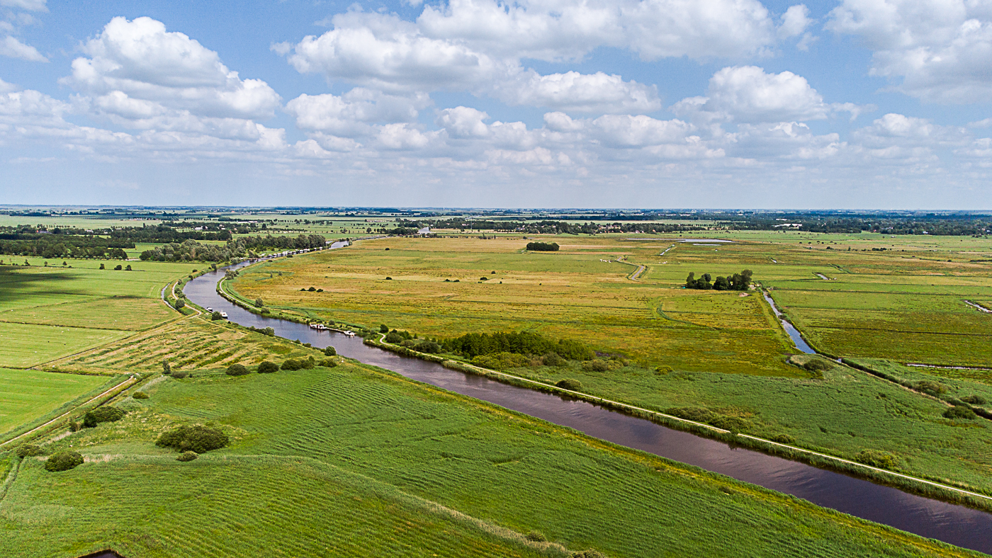 Dronefotografie kanaal De Zwemmer nabij Driesum en Froskepôle
