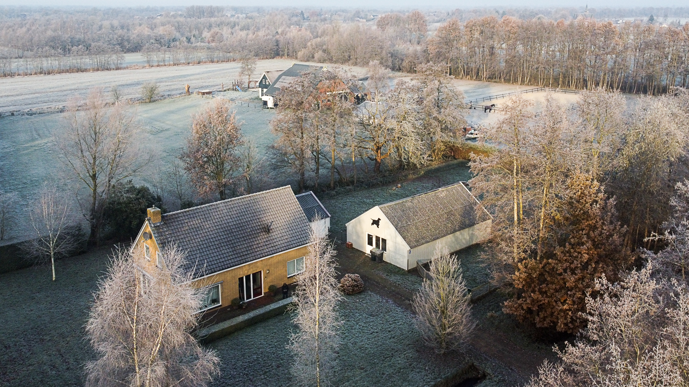 Dronefotografie, huis in winters landschap