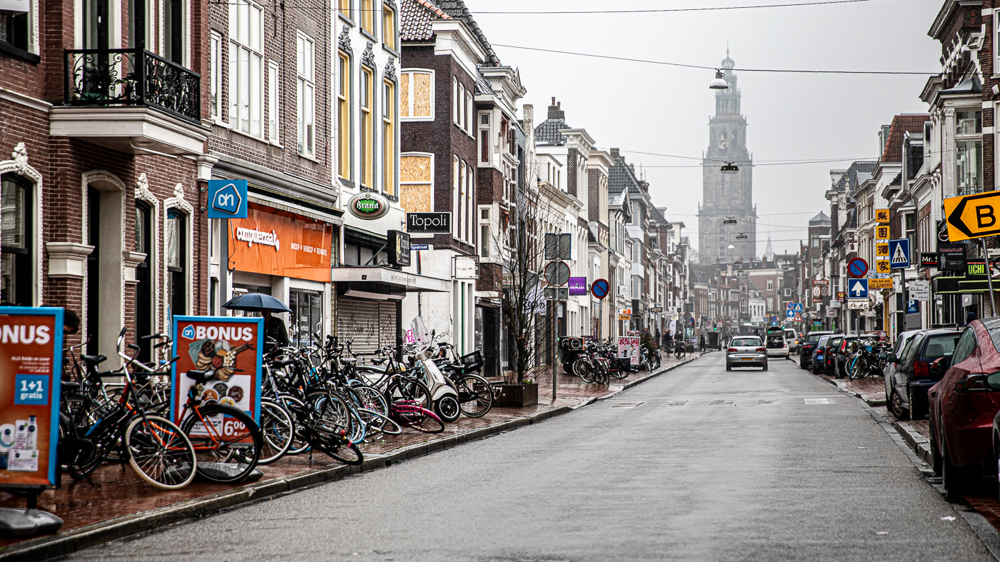 Nieuwe Ebbingestraat in Groningen met zicht op de Martinitoren